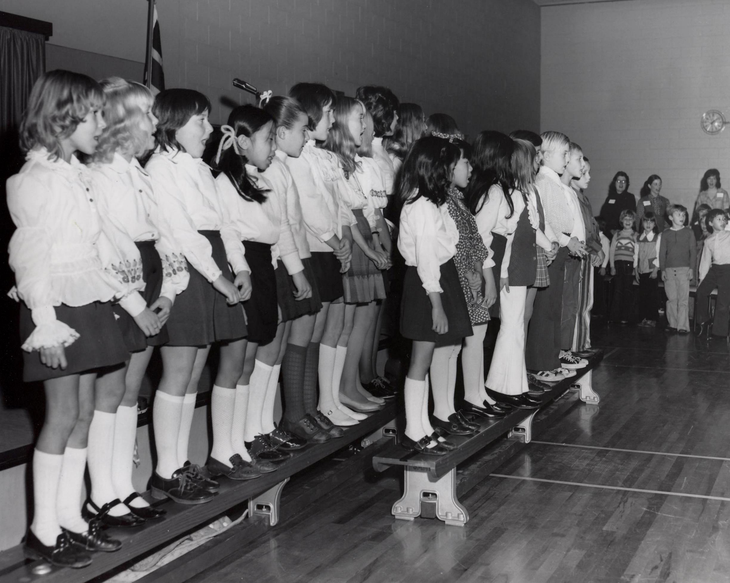 save1135-1972-choir-sings-at-opening
